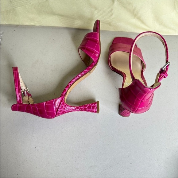 VINCE CAMUTO DEEP PINK MAGENTA FLARED STILETTO HEELS ANKLE STRAPS SIZE 9M - Picture 8 of 10